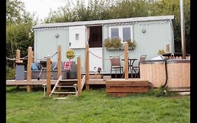 Shepherds Hut With Hot Tub Hampshire